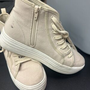 Universal thread women’s cream lace up platform canvas shoes size 9